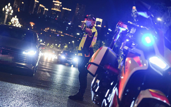 民警在街頭執(zhí)勤中。南岸警方供圖
