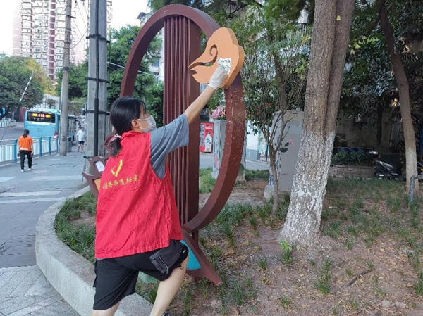 共建單位志愿者清理小廣告。觀音橋街道供圖