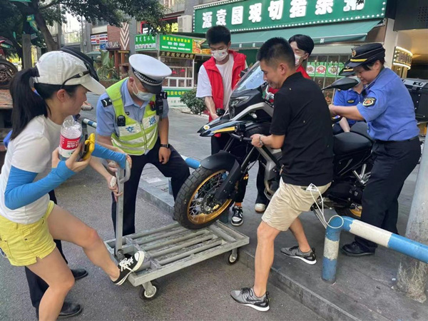 共建單位志愿者協(xié)同交巡警處理亂停車(chē)問(wèn)題。觀音橋街道供圖