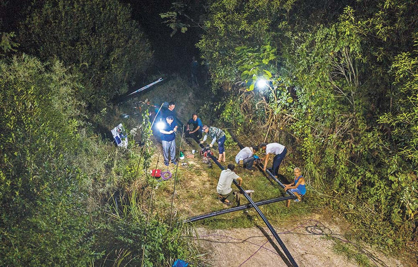 8月16日，巴南區(qū)南泉街道龍井村，工人正在連夜施工，加緊建設(shè)供水管道。記者 鄭宇 實(shí)習(xí)生 尹詩語 攝/視覺重慶