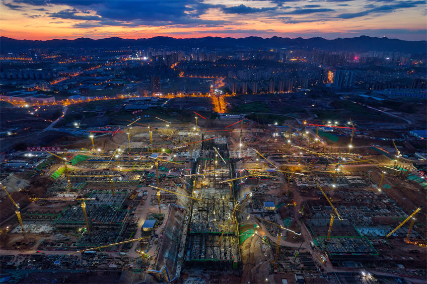 夜色下，位于重慶市南岸區(qū)的重慶東站項目正在加緊建設中。郭旭攝