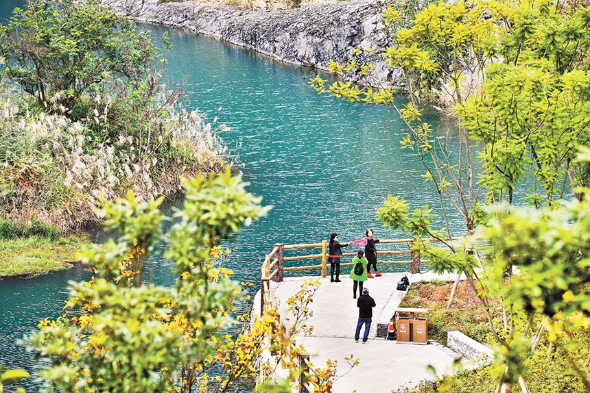 渝北區(qū)銅鑼山礦山公園，游客在欣賞風(fēng)景。(資料圖片)記者 謝智強(qiáng) 攝/視覺重慶