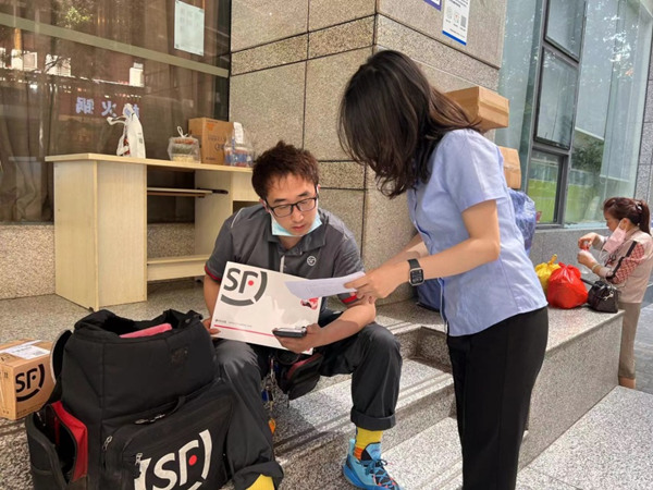 工作人員為快遞人員介紹專屬商業(yè)養(yǎng)老保險。中國人壽重慶市分公司供圖