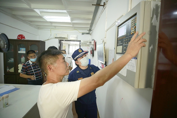 檢查現(xiàn)場。渝北區(qū)消防救援支隊供圖