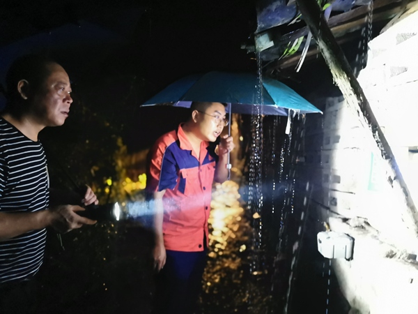 《深夜暴雨中的堅(jiān)守》。8月8日22時(shí)，強(qiáng)降雨期間，南江地質(zhì)隊(duì)駐守地質(zhì)隊(duì)員會同涪陵區(qū)新妙鎮(zhèn)相關(guān)單位工作人員連夜巡查地災(zāi)點(diǎn)。田正熙攝