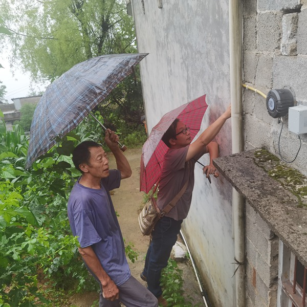 《雨中巡查》。6月27日，川東南地質(zhì)大隊(duì)地災(zāi)駐守隊(duì)員李耀周在巫溪縣勝利鄉(xiāng)洪仙村3社滑坡與群測群防人員一起開展雨中巡查工作。廖凱攝