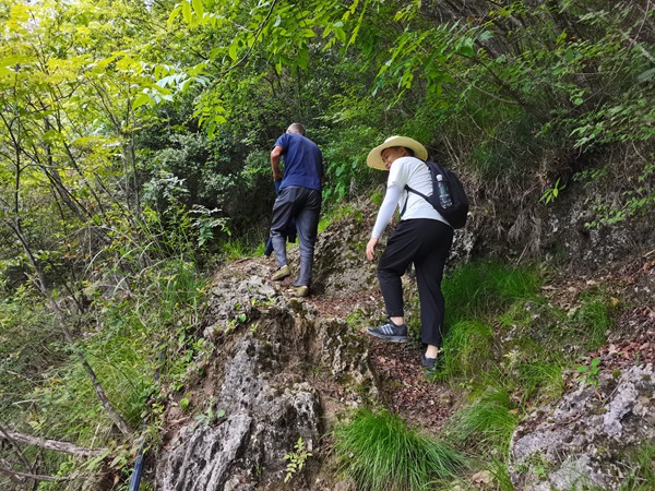 《用腳步“丈量”懸崖地災(zāi)點(diǎn)》。6月9日，川東南地質(zhì)大隊(duì)地災(zāi)駐守隊(duì)員況星麟、徐騰蛟到巫山縣官陽(yáng)鎮(zhèn)老鷹村霧溪陽(yáng)坡地災(zāi)點(diǎn)進(jìn)行地災(zāi)巡查和危巖點(diǎn)排查。徐騰蛟攝