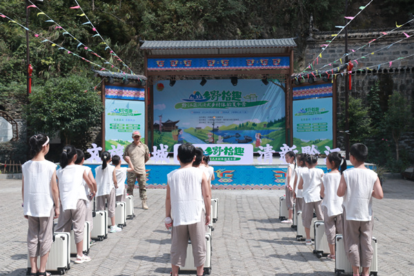 黔江區(qū)沉浸式鄉(xiāng)村體驗(yàn)夏令營(yíng)現(xiàn)場(chǎng)。黔江區(qū)委宣傳部供圖