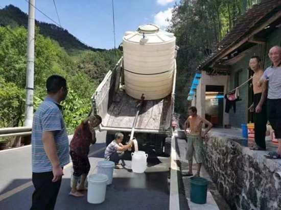 重慶市水旱防御中心運(yùn)送水利防災(zāi)物資支援抗旱一線。重慶市水利局供圖