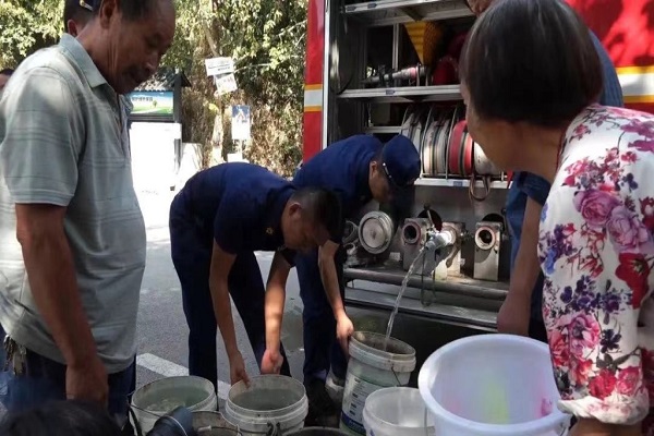 南岸區(qū)消防員幫助村民接水。重慶市消防救援總隊供圖