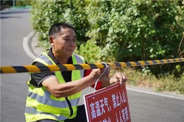 在安裝森林防火卡口護欄。梁平區(qū)融媒體中心供圖