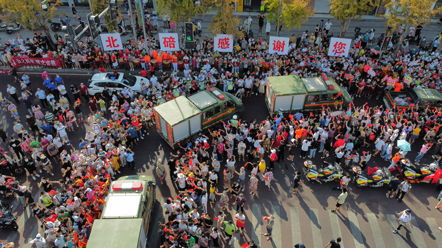 8月28日，重慶市民歡送云南森林消防員。楊堅攝
