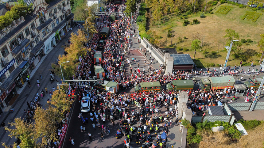 8月28日，重慶市民歡送云南森林消防員。楊堅攝