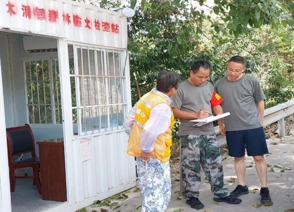 鎮(zhèn)主要領(lǐng)導(dǎo)每日巡查森林防火守卡點并檢查登記薄。木洞鎮(zhèn)供圖