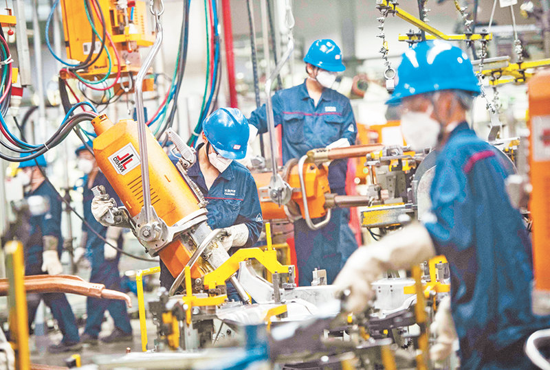 8月29日，長安兩江工廠焊接車間，工人們正在加緊作業(yè)。記者 張錦輝 攝/視覺重慶