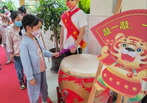新同學(xué)敲立志鼓。銅梁區(qū)實(shí)驗(yàn)二小供圖