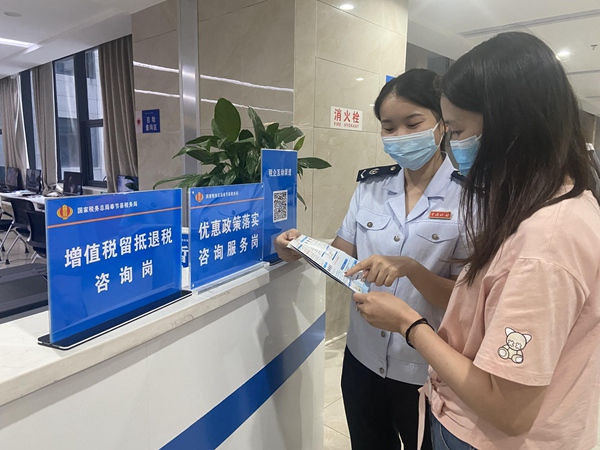 奉節(jié)縣稅務(wù)人員向納稅人介紹新的組合式稅費(fèi)支持政策。雷睿攝