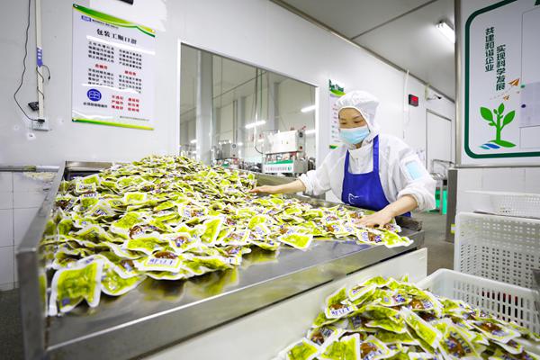梁平區(qū)奇爽食品有限公司，工人在對(duì)預(yù)制菜產(chǎn)品進(jìn)行質(zhì)量抽查。劉輝  攝