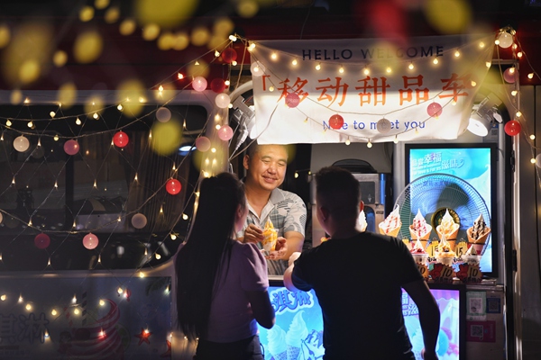 市民逛夜市購物。郭旭攝