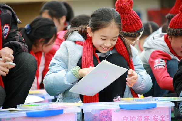 孩子們收到“守護(hù)童年 安全陪伴”禮包。重慶市民政局供圖