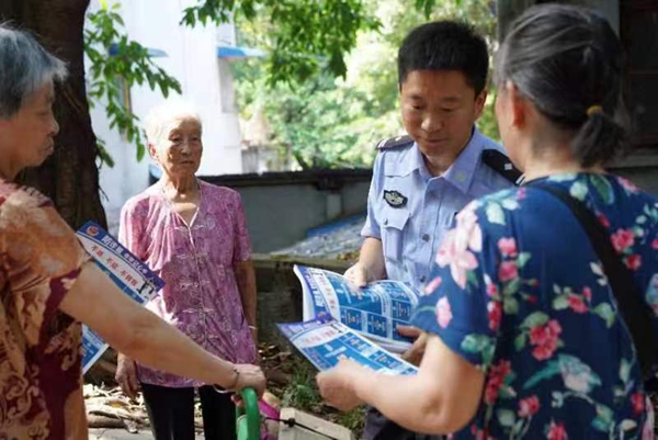 韓海生在社區(qū)開展反詐宣傳。