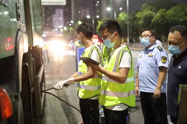 抽檢貨車尾氣排放情況。九龍坡生態(tài)環(huán)境局供圖
