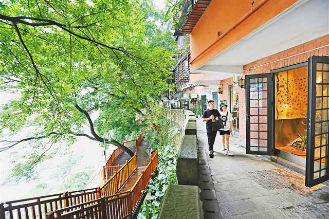 游客在渝中區(qū)戴家巷步道感受重慶“母城”獨(dú)特的街巷文化，領(lǐng)略都市慢生活。（攝于五月二十九日)　 記者 羅斌　攝\視覺(jué)重慶