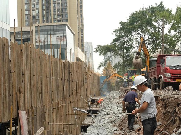 萬象城連通工程正加緊施工。九龍城市更新公司供圖