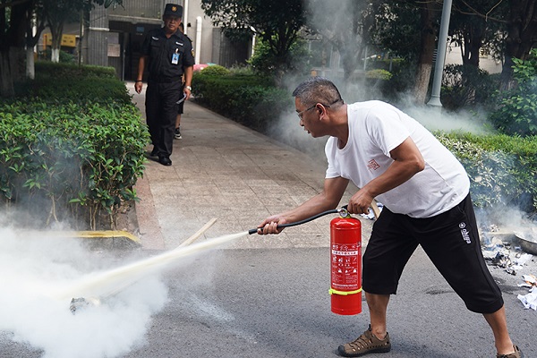 居民體驗滅火器滅火。雙橋經(jīng)開區(qū)消防救援大隊供圖