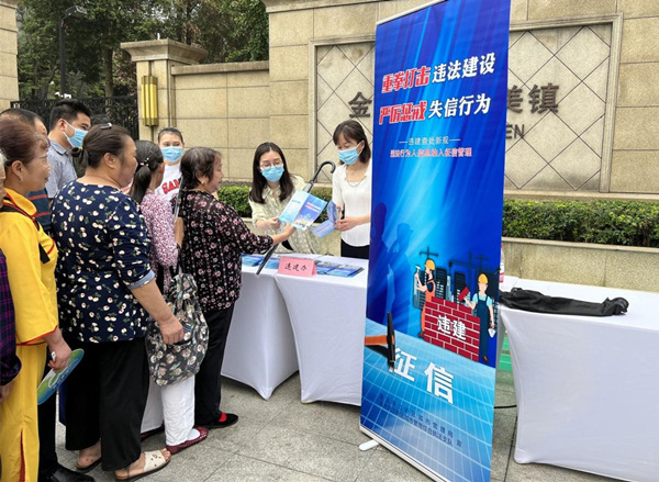 工作人員現(xiàn)場收集居民意見，解答居民疑問。人和街道供圖