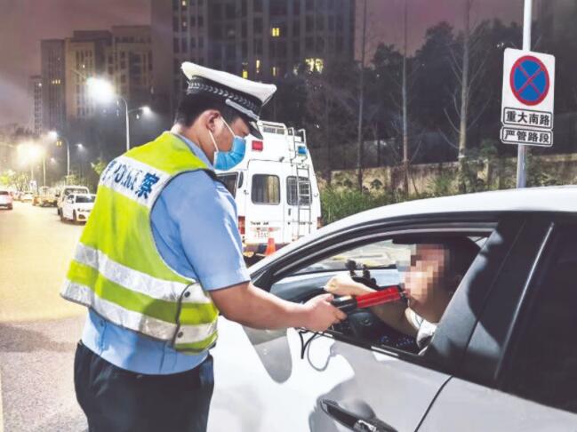 高新區(qū)交巡警支隊勤務(wù)二大隊的民警夜查酒駕。