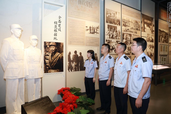 江津區(qū)稅務局黨員干部在聶榮臻元帥塑像旁學習革命故事，緬懷革命前輩。趙飛攝