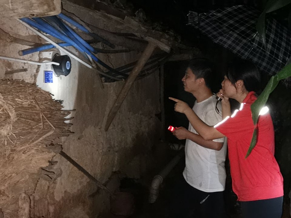 《放心不下》。2021年7月7日深夜23點(diǎn)，奉節(jié)縣甲高鎮(zhèn)煙山村中間瓦屋滑坡地質(zhì)災(zāi)害智能化監(jiān)測(cè)預(yù)警系統(tǒng)突然報(bào)警，南江地質(zhì)隊(duì)駐守地質(zhì)隊(duì)員劉黎、晏椋楨不放心，立即趕赴現(xiàn)場(chǎng)核實(shí)險(xiǎn)情。汪杰攝