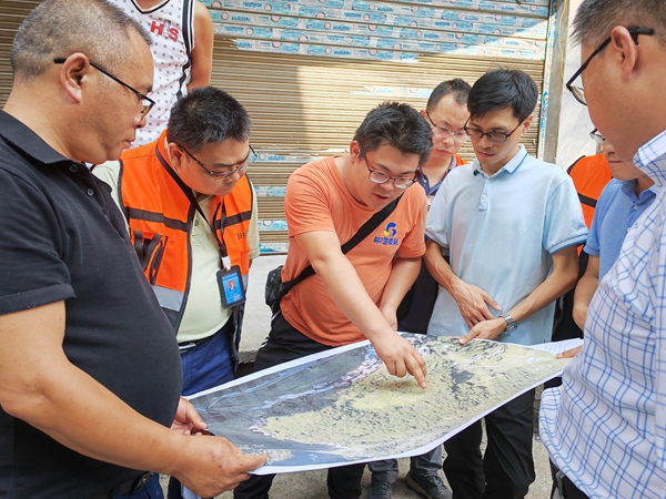 《專家組踏勘現場》。8月5日，市級專家組對彭水縣善感鄉(xiāng)農綱村4組石槽壩危巖崩塌現場踏勘和地災防治技術指導。遲金學攝