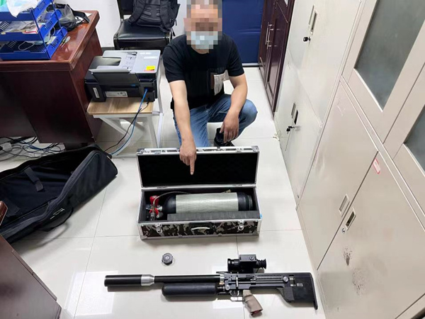 犯罪嫌疑人指認作案工具。兩江新區(qū)警方供圖