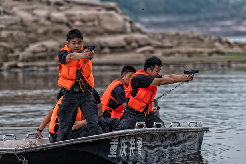 重慶特警2022年水陸兩棲專訓現(xiàn)場。