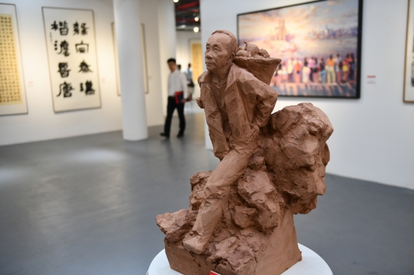 美術(shù)家協(xié)會(huì)副主席張俊德的雕塑作品《奔向致富路》。陳驊攝