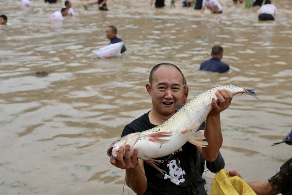 捉魚(yú)比賽現(xiàn)場(chǎng)。楊孝永攝