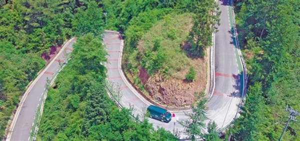 郵政車行駛在公路上。朱亞坤攝