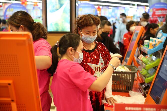 顧客通過“多點(diǎn)”自助購在重百新世紀(jì)超市快捷支付購物 。重慶百貨供圖
