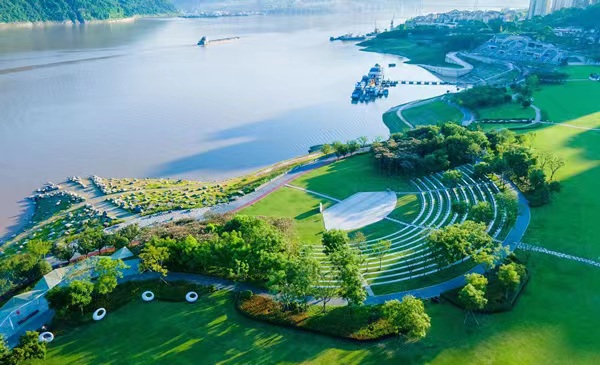 云陽環(huán)湖綠道月光草坪。云陽縣委宣傳部供圖