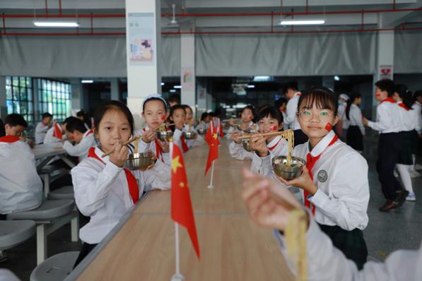 永嘉實(shí)驗(yàn)小學(xué)學(xué)生吃“國(guó)慶面”祝福祖國(guó)。璧山區(qū)委宣傳部供圖