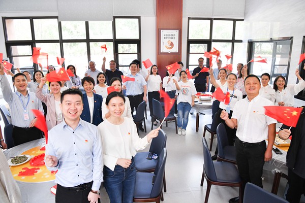 2022年9月29日，巴南區(qū)委黨校，教師與學(xué)員們一起歌頌祖國。