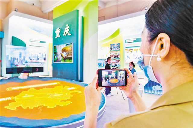 9月29日，北京展覽館，“奮進(jìn)新時代”主題成就展重慶單元，觀眾正在參觀?！∮浾?齊嵐森 攝/視覺重慶