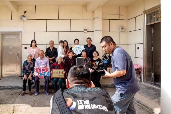 為唐斗光老人他拍攝全家福。江津區(qū)委宣傳部供圖