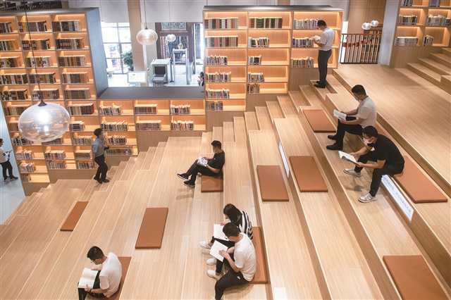 9月30日，江北區(qū)圖書館鴻恩寺新館，市民沿著“書山”拾級而上。 攝/崔力