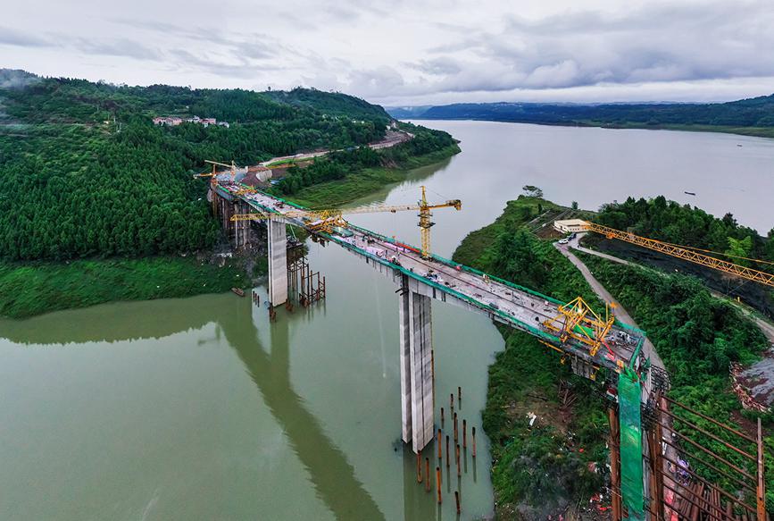 合龍前夕，俯瞰大橋。余鴻攝