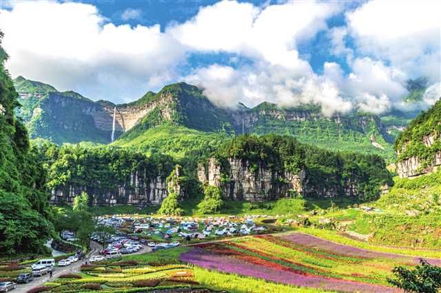 南川區(qū)依托綠水青山，建設(shè)了萬卷書臺等10余處露營地，成為游客親近自然的好去處。攝/瞿明斌