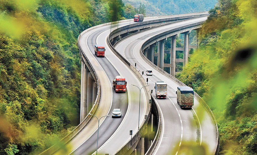 車輛行駛在渝湘高速酉陽段，S形公路成為靚麗風(fēng)景。特約攝影 陳碧生