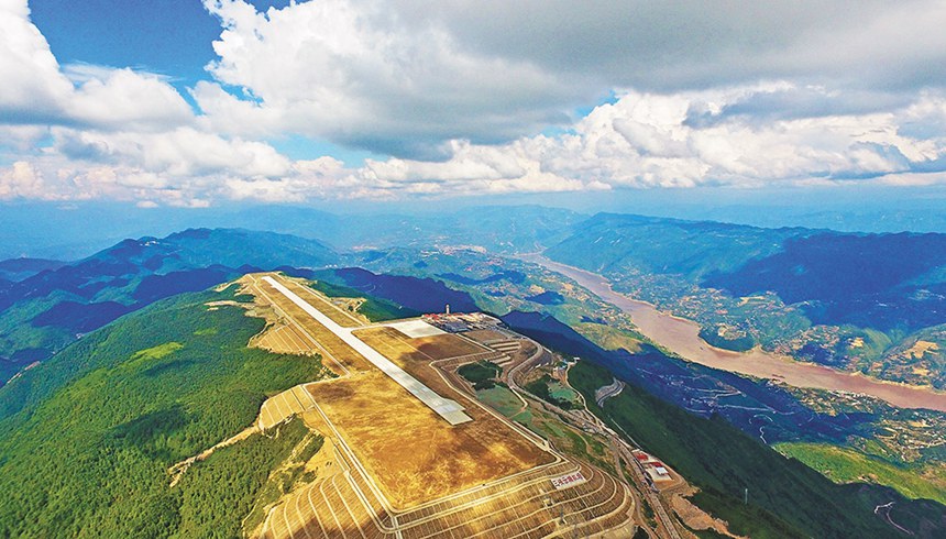 被譽(yù)為“云端航母”的巫山機(jī)場。記者 羅斌 攝/視覺重慶